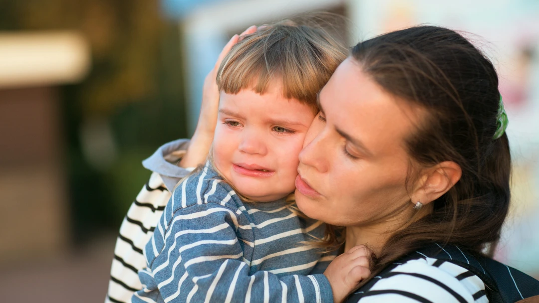 maman-console-son-enfant-qui-pleure Une maman console son enfant après une crise émotionnelle