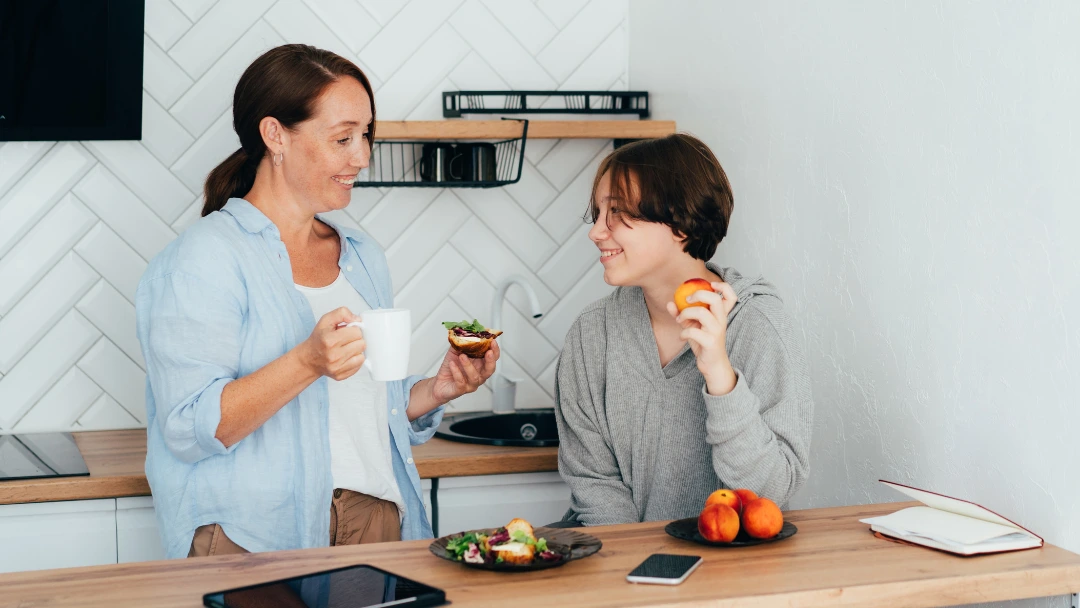 maman-et-ado parent et adolescent discutent complice